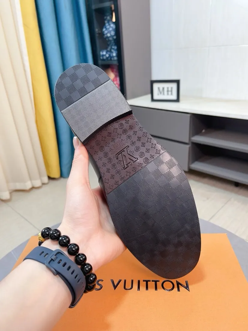 Men's Men's Shoes 💰458🌹🌹Niuli [LV] Louis Vuitton's new open-edge pigskin shoes are the most popular classic. Synchronized with the official website, the upper adopts Italian imported upper embossing➕comfortable cowhide lining, fashionable atmosphere, unique brand and unique craftsmanship. Highlighting the hot style of the new year. Stop hesitating, stop wandering, get it now. Code number: 38--44